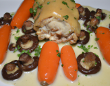 Moelleux de volaille fermière farci aux champignons, sauce morilles et carottes de Créance à la crème