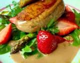 Foie Gras poêlé, Aperges Vertes en Vinaigrette de Fraises