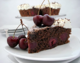 Gâteau au chocolat, aux cerises et aux amandes