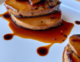 Escalopes de foie gras poélées sur tarte Tatin sauces au vieux porto et cacao