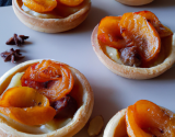 Tartelettes aux pommes râpées, cannelle et abricots secs