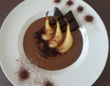 Poires tiramisu sur son coulis de chocolat noir