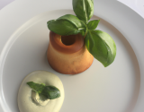 Souffle au tourteau et au poireau, basilic citron, cornet de poireau paille, crème de poireau, petit basilic