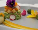 Jardin de légumes et fleurs sur lit de guacamole, vinaigrette vanillée Noix de saint jacques juste poêlée au beurre salé, reduction orange mangue