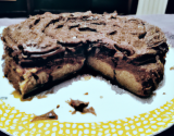 Gâteau au chocolat avec crème liquide et cacao