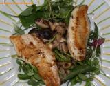 Filets de rouget sur champignons et petite salade