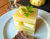 Cantal entre-deux et sa compotée de poires à la gentiane