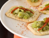 Bouchées de fèves sur lit de crackers