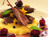 Aiguillettes de canard, poêlée de cerise et polenta