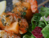 Brochettes de crevettes et melon au pesto