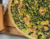 Quiche avec du saumon et des épinards