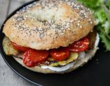 Bagel végétarien : mozzarella, aubergines et tomates confites