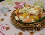 Mini pizzas de spaghettis matcha au saumon fumé, mangue et féta