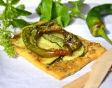 Tarte fine aux courgettes et piments doux sautés et au pesto de basilic