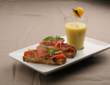 Gaspacho de tomates jaunes, brucchetta tomate mozza et jambon d'Aoste