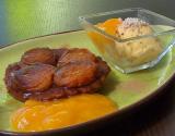 Tarte tatin d'abricots épicée accompagnée de sa glace et de son coulis