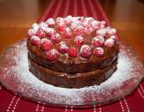 Gâteau aux framboises fourre au chocolat