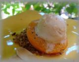 Glace au turron sur abricot poché et crumble aux nonnettes