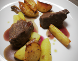 Agneau en tapenade, sauce miroir et pommes fondantes