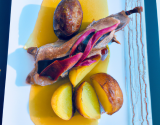 Canard grillé farci à l'olivade, pommes de terre et topinambours à la salardaise