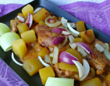 Chapon façon indienne aux oignons, pommes et céleri 