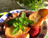 Salade de menthe et crostini de pain perdu aux fraises rôties