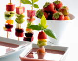 Brochette de fruits au sirop et sa soupe de fraise au basilic