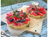 Tartines comme des tartelettes aux tomates