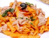 Penne au thon, tomates et basilic