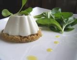 Panna cotta de brebis sur sa croûte aux olives vertes