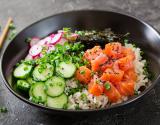 Poke bowl au saumon, radis, concombre et algues nori