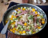 Bûcheronne  (« minestrone de la forêt » avec pesto brun de champignons, châtaignes et fèves, légumes d’hiver, lard)