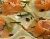 Raviolis à la ricotta en sauce au saumon, orange et pignons