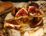 Camembert rôti aux figues et aux pignons de pain