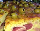 Cake poireaux, dés de jambon, olives