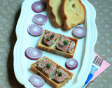 Terrine de lapin servie avec des tartines de pain aux oignons