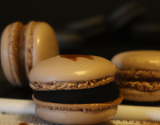 Macaron noir à la crème de spéculoos