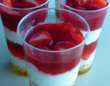 Verrines marbrées aux fraises