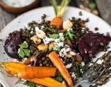 Salade de lentilles aux carottes et betterave rôties, féta et noisettes