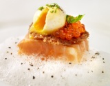 Saumon de Norvège fumé, toast de pain de seigle, œuf de caille confit et émulsion d'amandes