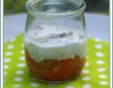 Verrine de yaourt aux herbes, tartare de saumon et poivron au curry