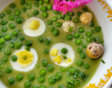 Potage de petits pois, œufs mollets et ciboulette