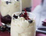 Verrine de mousse de citron au cassis