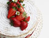 Biscuit succès aux amandes, crème vanille-mascarpone et fraises