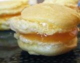 Macaron safran à la gelée d'abricots