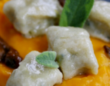 Gnocchi de Roquefort au beurre de sauge sur lit de crème de Potimarron, brisures de châtaignes et sauce aux cèpes