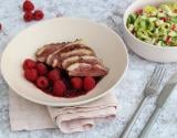 Magret de Canard mariné aux framboises et sa salade croquante