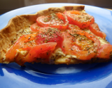 Tarte aux tomates et à la moutarde à l'ancienne