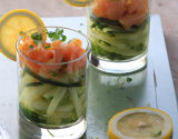 Verrine de saumon et concombre, vinaigrette au citron vert