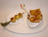 Cocotte de poulet aux pommes caramélisées, brochette de grenailles au romarin